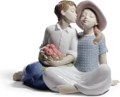 Статуэтка фарфоровая Похищенный поцелуй (Stealing a Kiss) 18см NAO 02001781