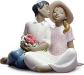 Статуэтка фарфоровая NAO Похищенный поцелуй (Stealing a Kiss) 18см 02012012