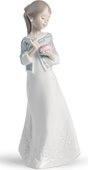 Статуэтка фарфоровая NAO Подарок от всего сердца (A Gift From The Heart) 21см 02001588