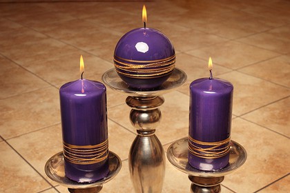 Свеча декоративная Bartek Candles Золотые кольца колонна 5х10cм 130011