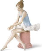 Статуэтка фарфоровая NAO Сидящая Балерина (Sitting Ballet Dancer) 22см 02001179