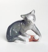 Статуэтка фарфоровая NAO Рождество для котёнка (Kitty's Christmas) 9см 02001428