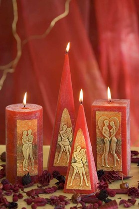 Свеча декоративная Bartek Candles Камасутра колонна 7х14cм 132011