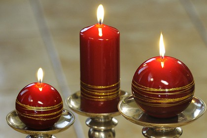 Свеча декоративная Bartek Candles Золотые кольца шар d8см 130042
