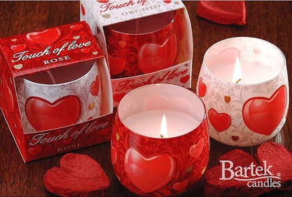 Bartek Candles TOUCH OF LOVE Свеча "Касание любви" - в интерьере, стакан 80х75мм, артикул 5907602667707