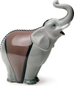 Статуэтка фарфоровая NAO Слон серый (An Elephant's Call) 21см 02001672