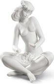 Статуэтка фарфоровая NAO Девушка с Цветами (Island Beauty) 20см 02000524