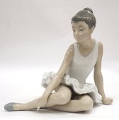 Статуэтка фарфоровая NAO Сидящая балерина (Seated Ballet) 16см 02000147
