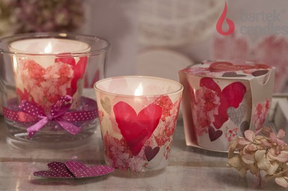 Свеча декоративная Bartek Candles Сердца цветы, стакан 5901685040587