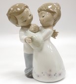 Статуэтка фарфоровая NAO Любовь это… наш ребенок (Love is... Our Little Baby) 02001742