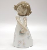 Статуэтка фарфоровая Любовь это… она (Love is... Her) 13см NAO 02001739