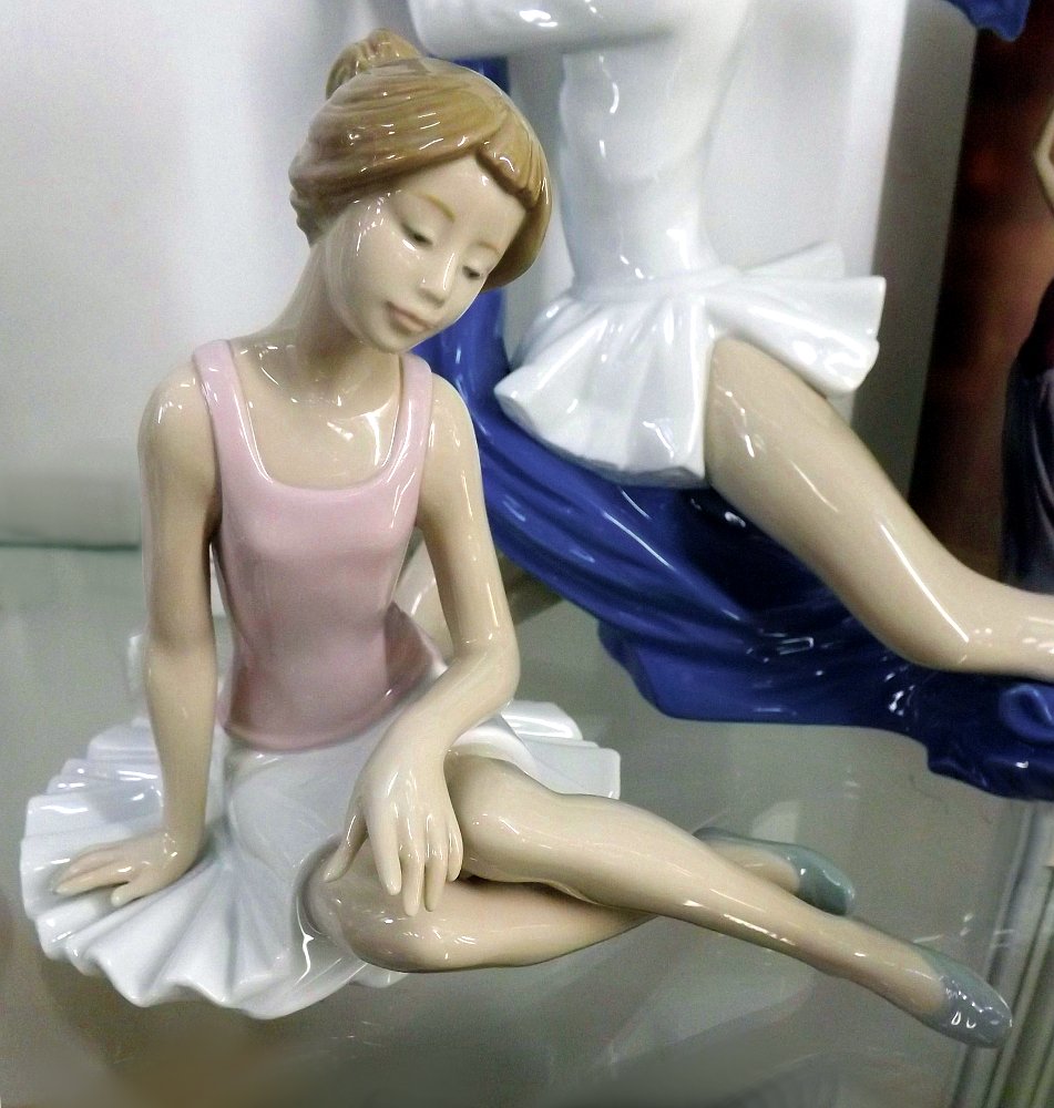 Фарфоровая статуэтка Dancer Rested (Отдыхающая балерина), созданная художниками под испанским брендом NAO, принадлежащим компании Lladro
