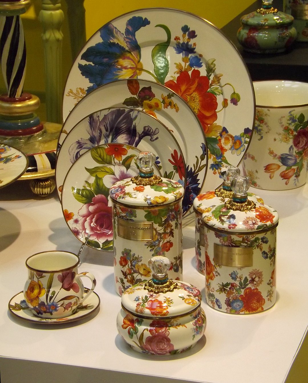 Посуда с цветочным декором из числа экспонатов выставок HousHoldExpo и Stylish Home в Москве, в начале весны 2017 года