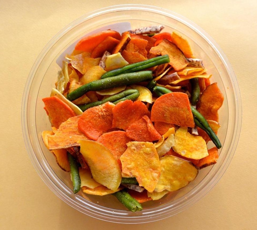Иллюстрация к рецепту от Brabantia по приготовлению овощных чипсов в домашних условиях из моркови c использованием духовки