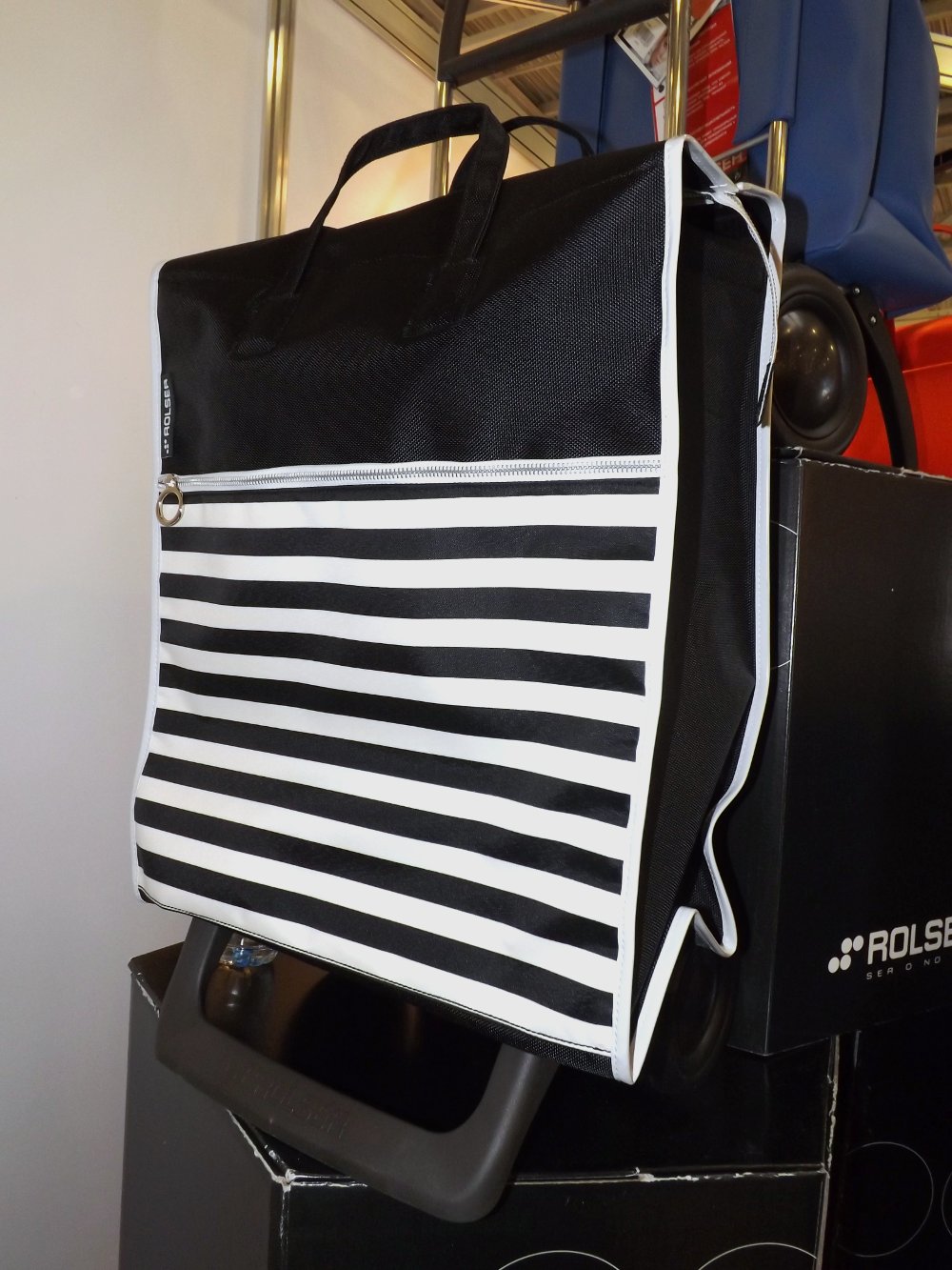 Чёрно-бело-полосатая сумка-тележка от Rolser на выставке HouseHoldExpo 2015