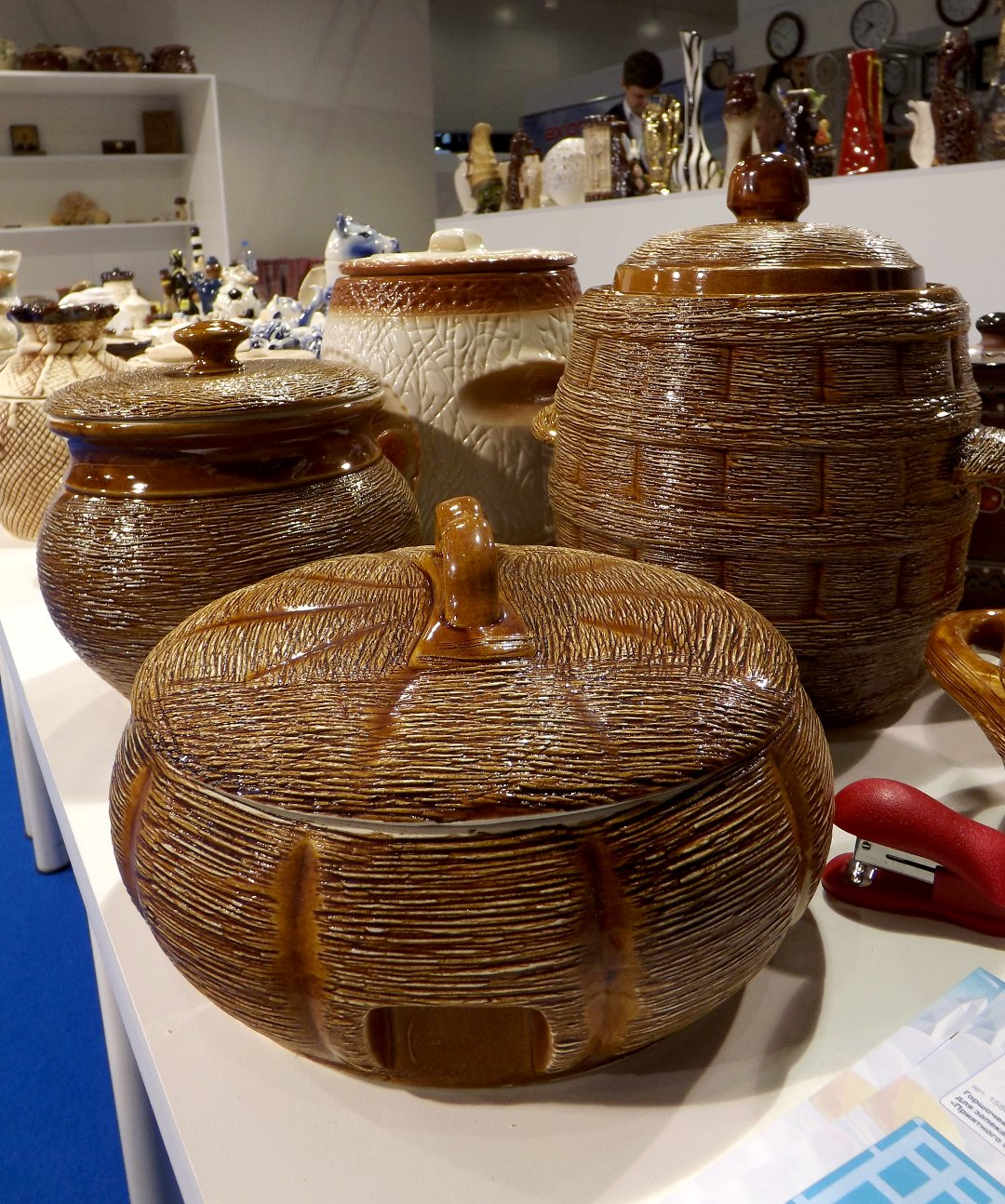 Керамическая посуда из числа экспонатов выставок HousHoldExpo и Stylish Home в Москве, в начале весны 2017 года