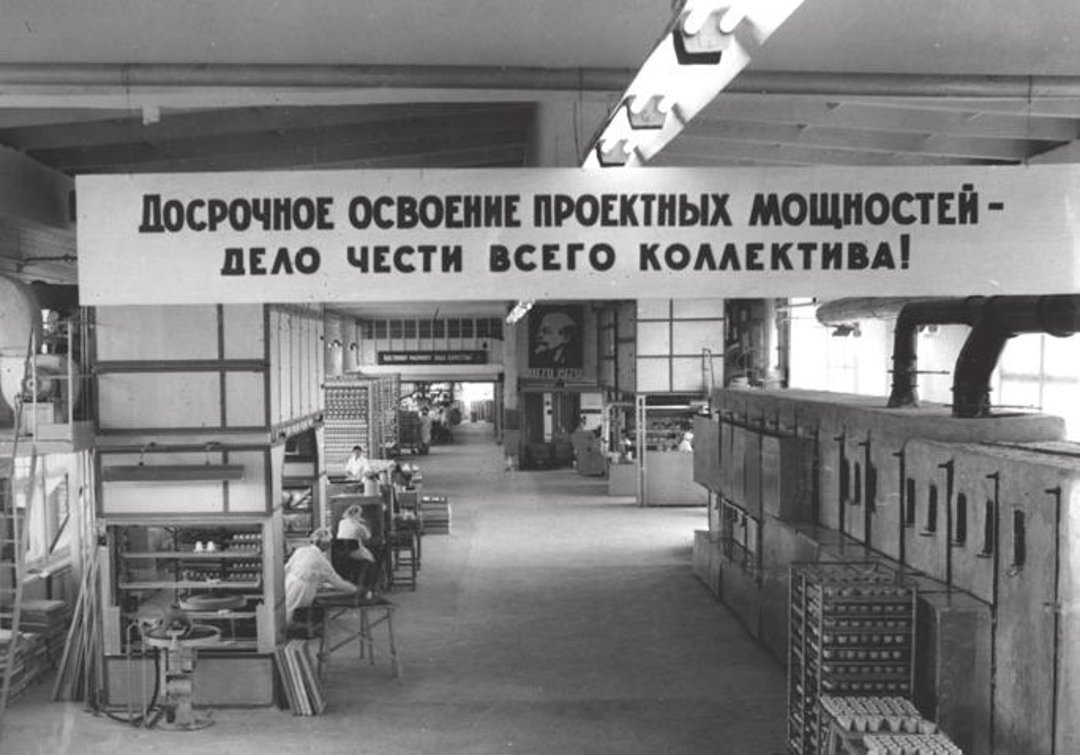 Цех костяного фарфора Ленинградского фарфорового завода имени М.В.Ломоносова (с 2005 года — ИФЗ) в 1969-м году