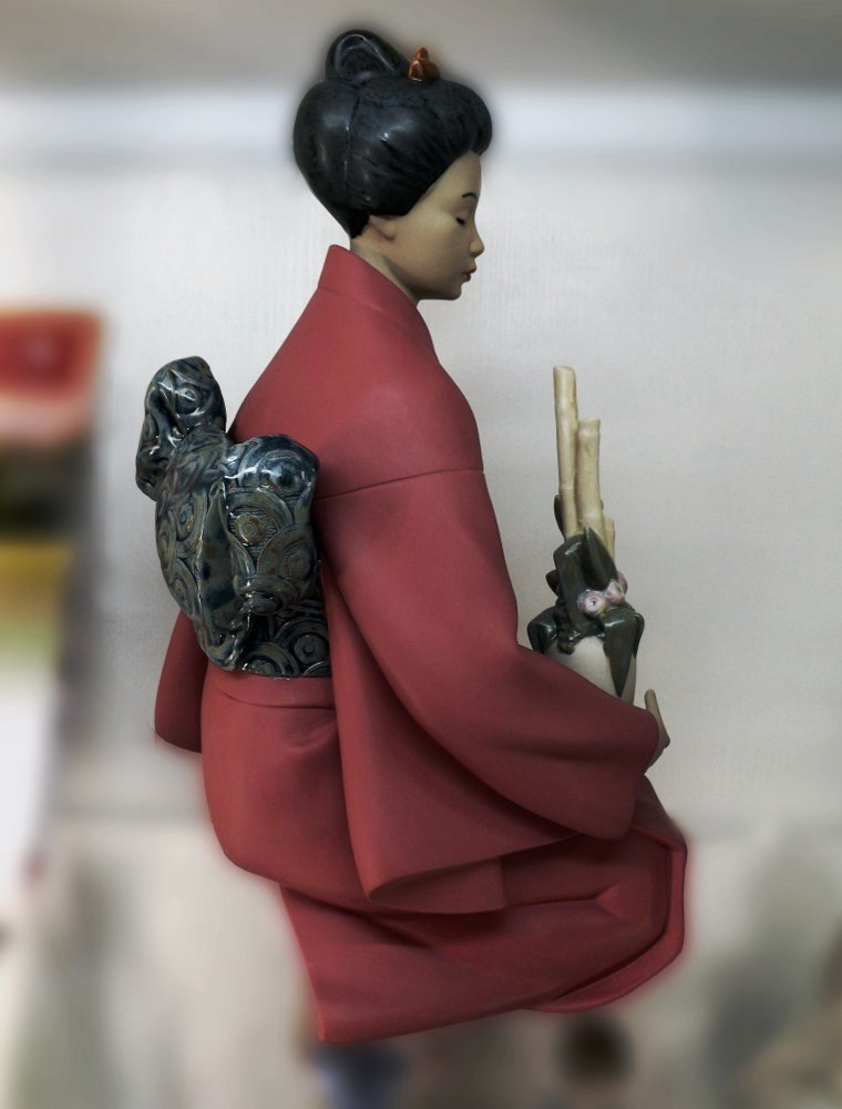 Керамическая статуэтка The Decorator (Составляя букет), созданная художниками под испанским брендом NAO, принадлежащим компании Lladro