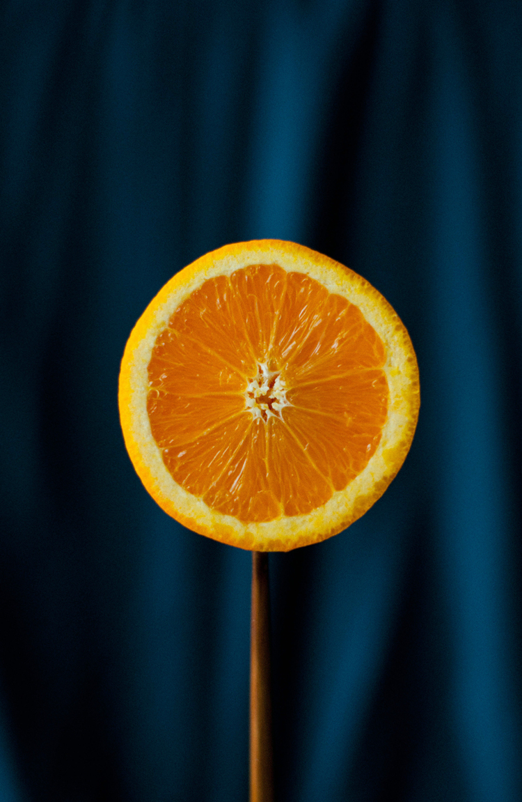 Долька апельсина на палочке