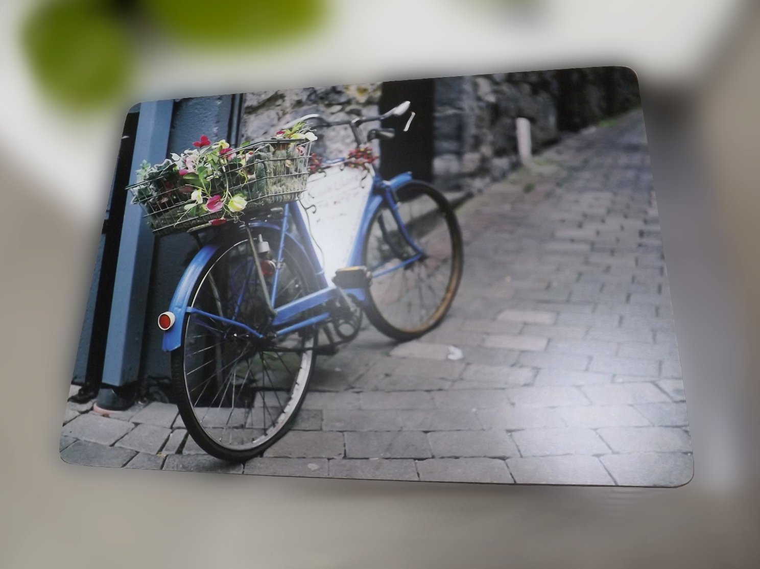 Подставка на основе пробкового дерева с изображением велосипеда на небольшой городской улочке от Creative Tops