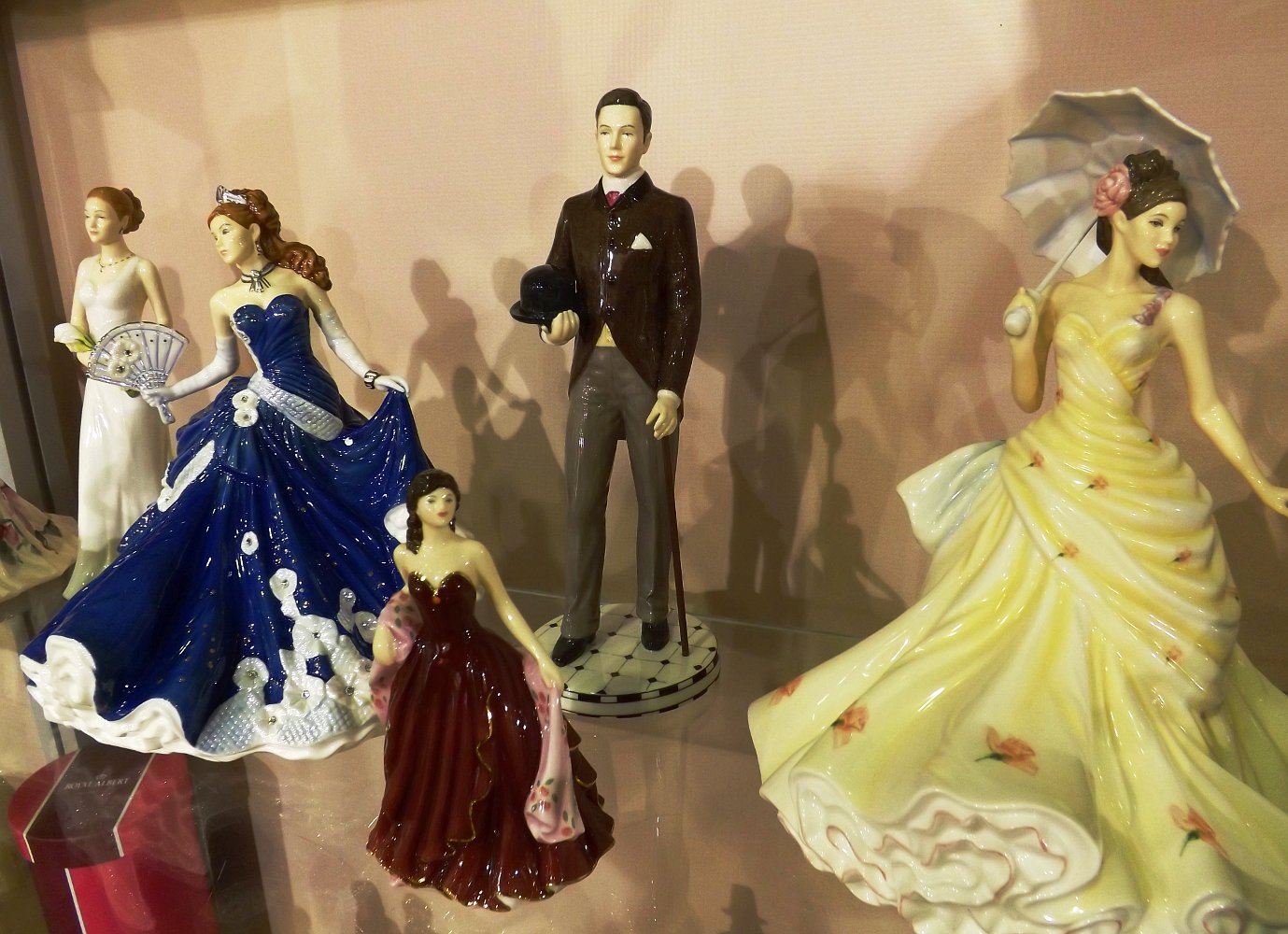 Фарфоровые статуэтки от English Ladies. Выставка HouseHold Expo в Москве, сентябрь 2013 г.