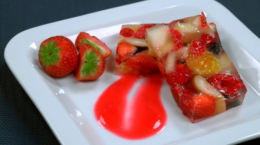 Композиция из фруктово-ягодного десерта на белой тарелке. Иллюстрация к статье с рекомендациями по организации и проведению вечеринок