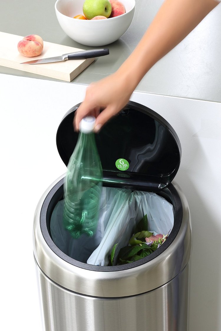 Иллюстрация к статье о компостировании с помощью быстроразлагаемых мешков от Brabantia: мусорный бак с двумя отделами. Вид А