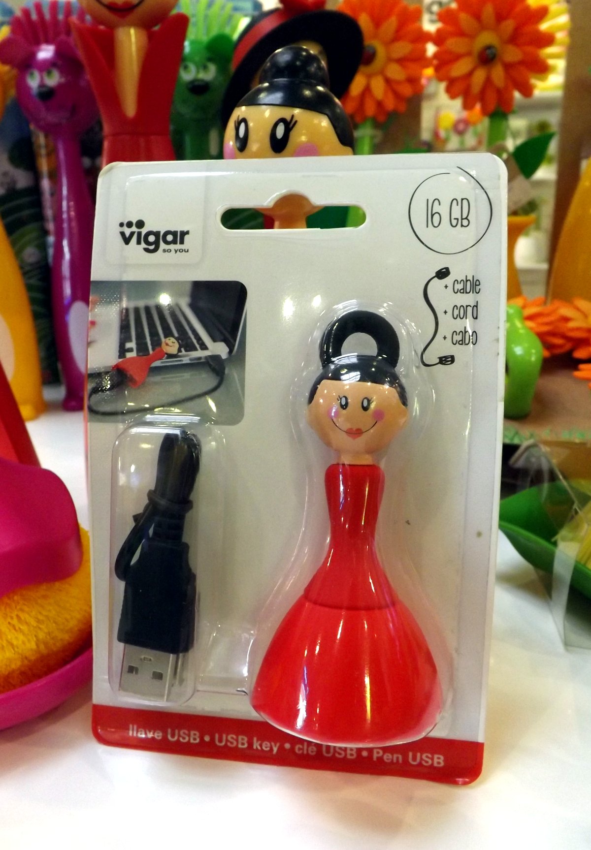 USB-флеш-накопитель в форме куклы на экспозиции бренда Vigar во время выставки HouseHoldExpo 2015