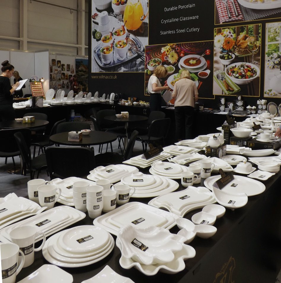 Продукция британско-китайского предприятия по производству и распространению фарфоровой посуды и кухонных аксессуаров на сентябрьской выставке HouseHoldExpo 2014 - вид А