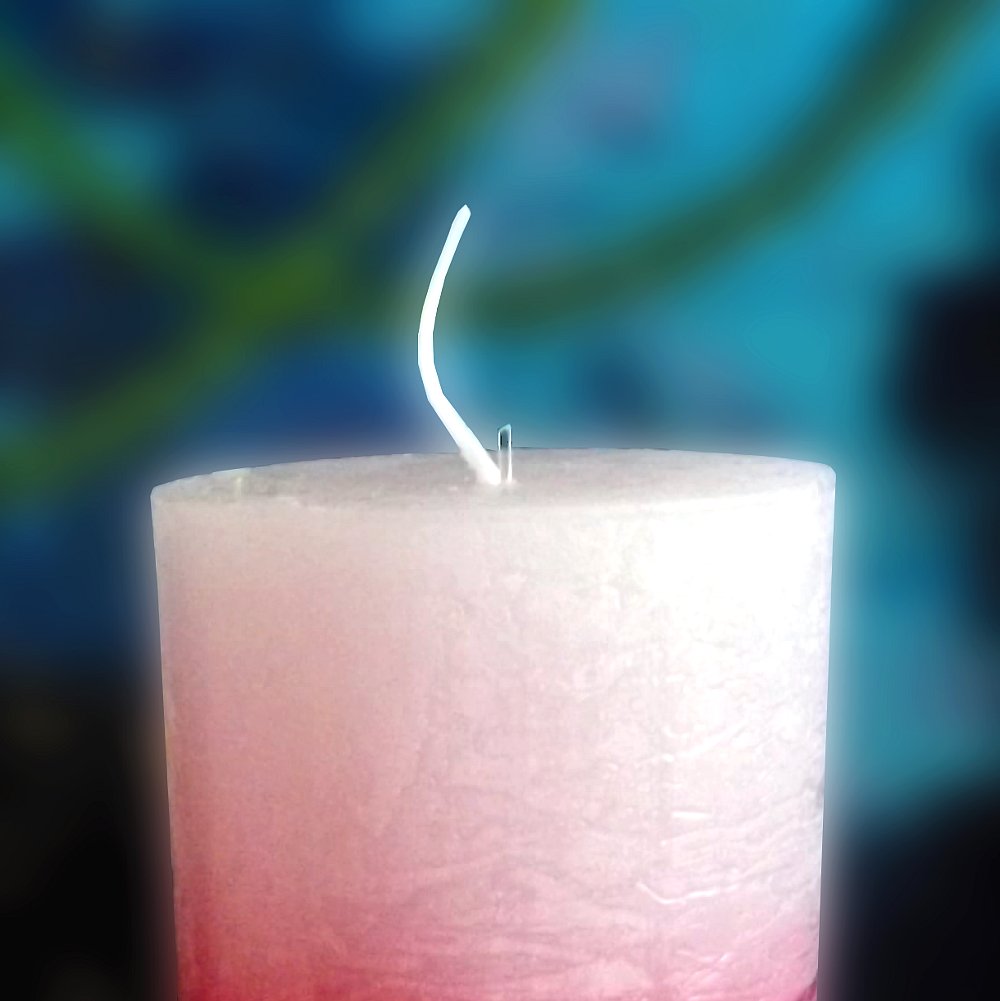 Контакт светодиодной подсветки рядом с фитилём свечи Bartek Candles