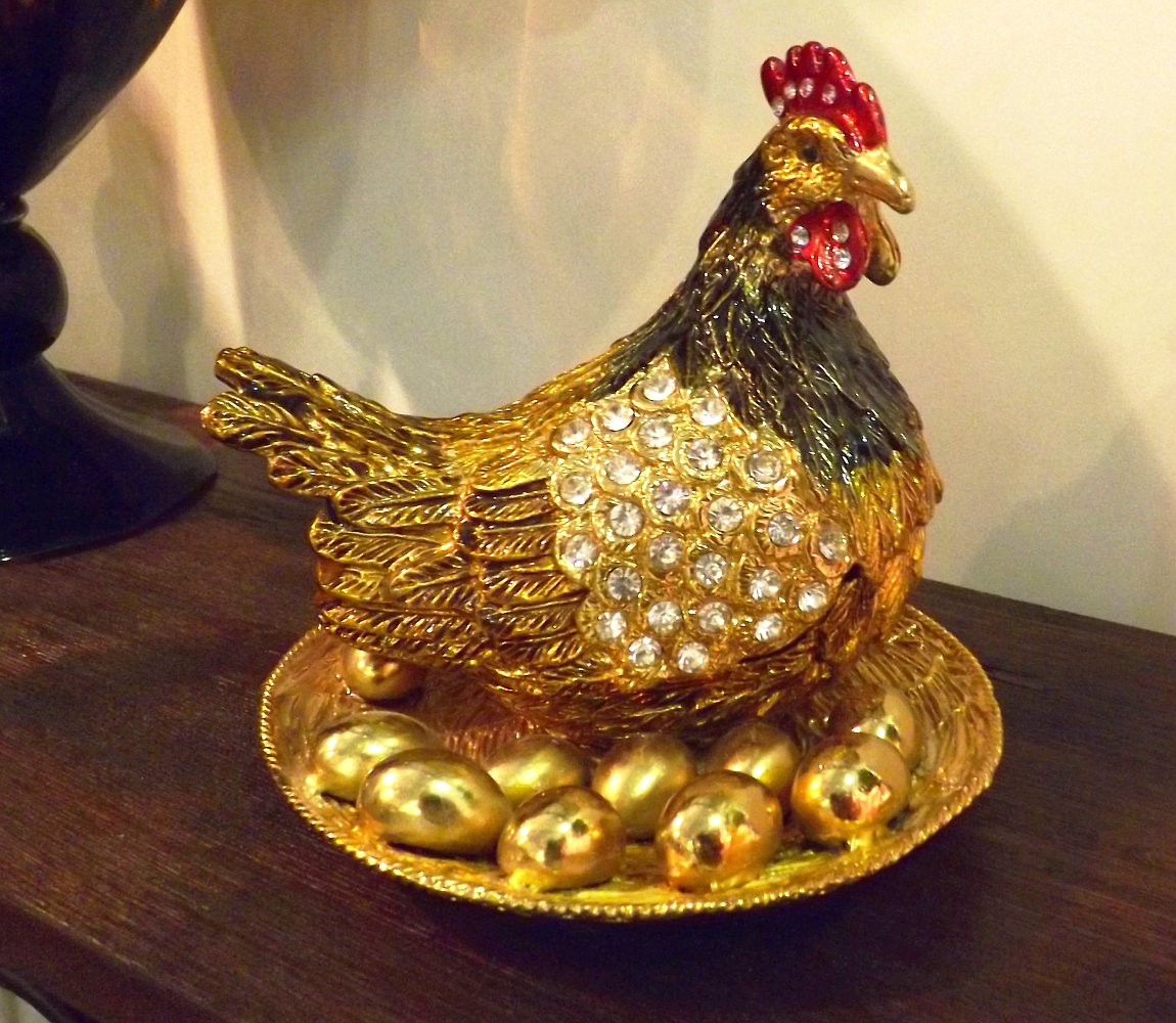 Фигурка курицы и золотых яиц. Выставка HouseHold Expo в Москве, сентябрь 2013 г.