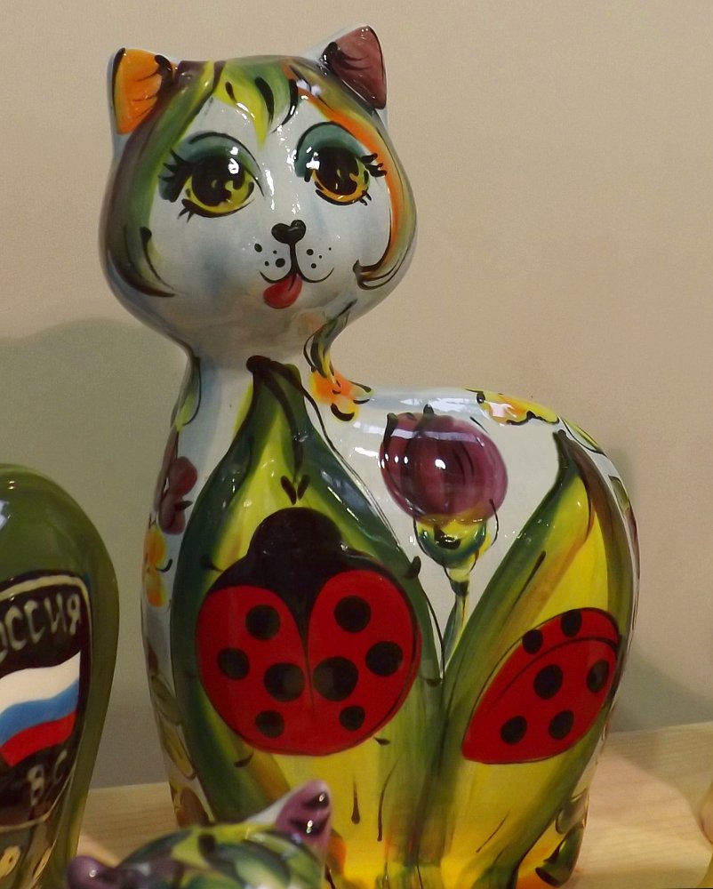 Cтатуэтка кошки расписная. Выставка HouseHold Expo в Москве, сентябрь 2013 г.