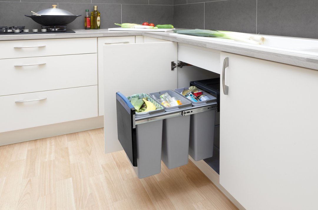 Кухонные системы для сортировки и выноса пищевых отходов от Brabantia в интерьере современной квартиры