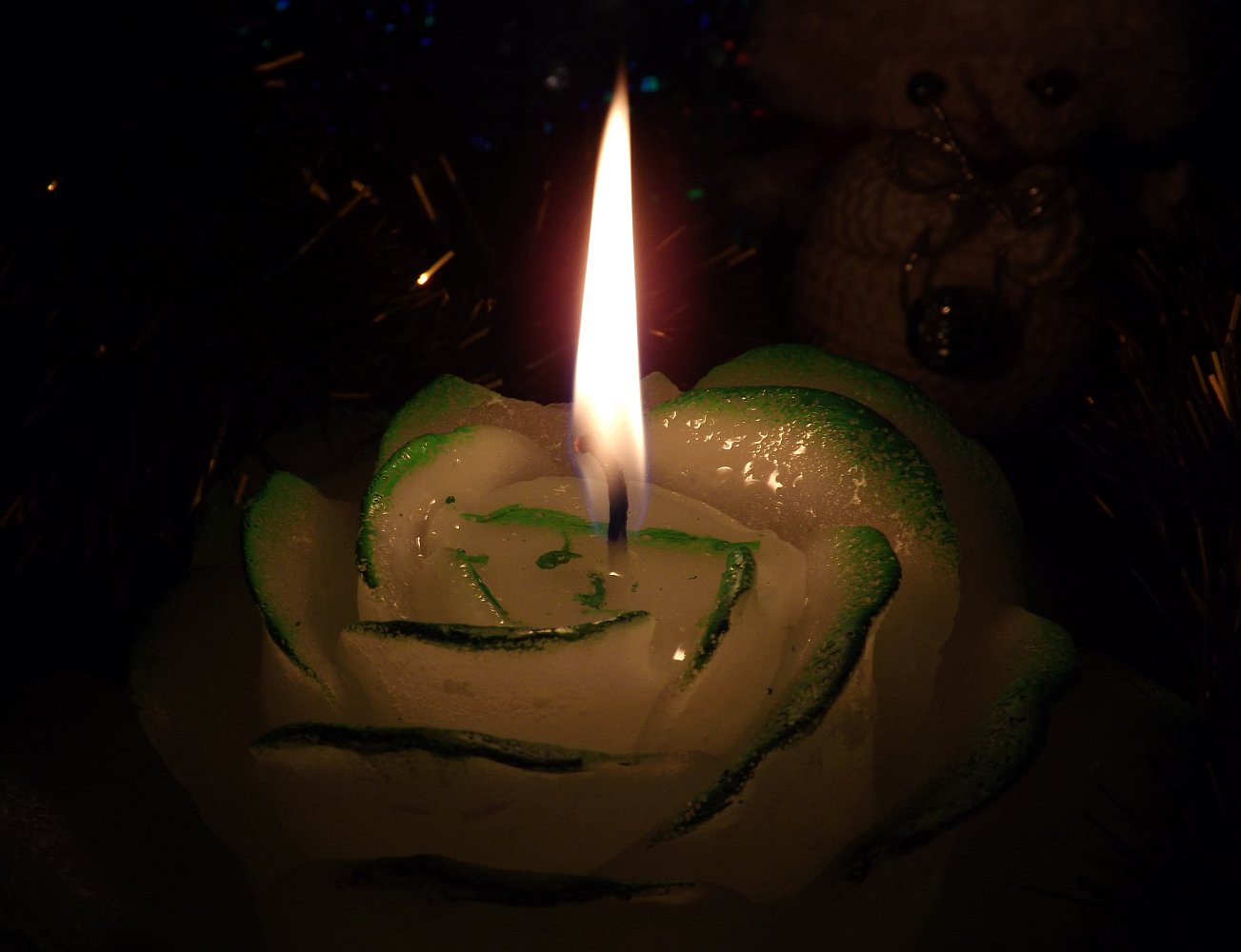 Расплавленный парафин вокруг фитиля свечи Bartek Candles