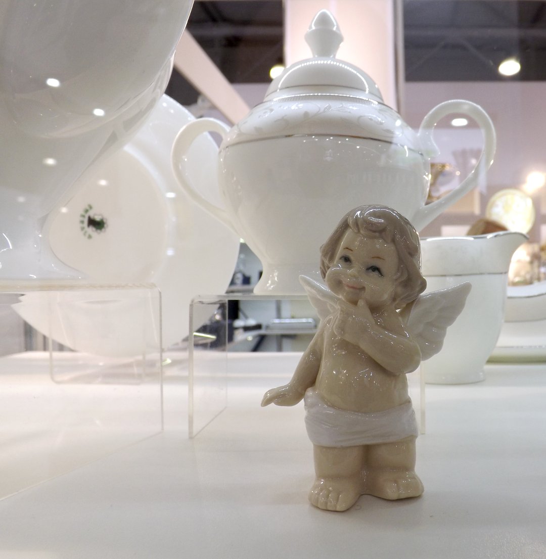 Керамическая посуда и фигурка на выставке HouseHoldExpo в сентябре 2016 года