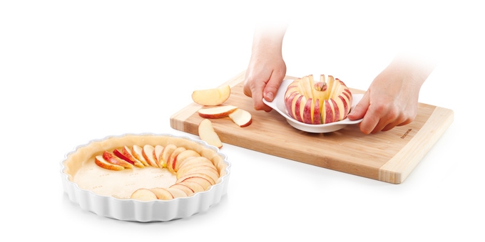 Иллюстрация использования яблокорезки (слайсера) DELICIA от Tescoma для быстрого и удобного приготовления яблочного пирога