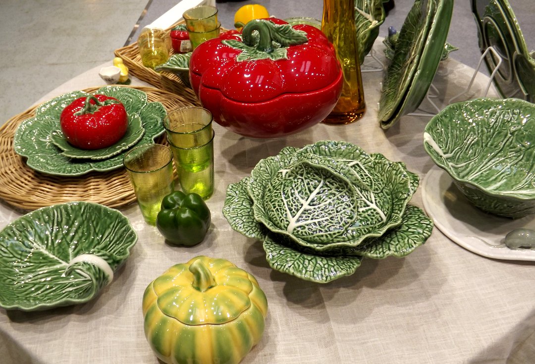 Посуда в форме овощей из числа экспонатов выставок HousHoldExpo и Stylish Home в Москве, в начале весны 2017 года