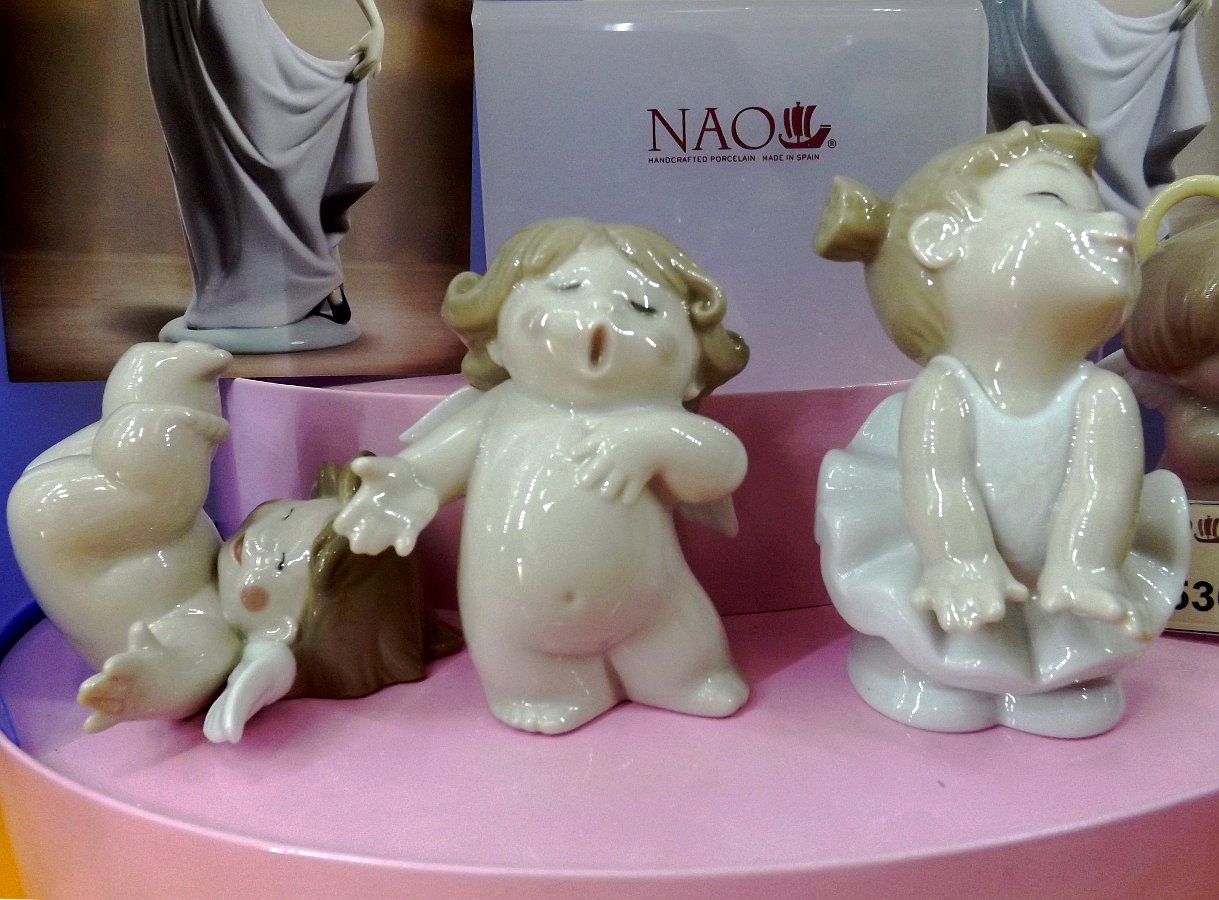 Фарфоровые фигурки ангелочков NAO: кувыркающийся (Roly-Poly!), поющий (Sing-Song!), - а также статуэтка стесняющейся балерины (Sweet Pose)