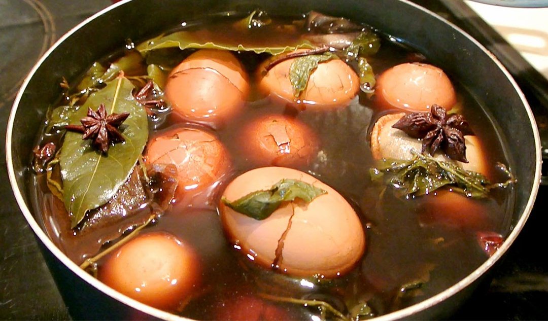 Чайные яйца в кастрюле во время приготовления