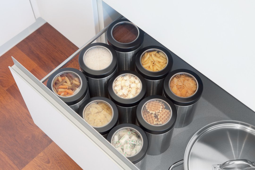 Один из вариантов удобного хранения сухих и сыпучих пищевых продуктов внутри кухонных шкафов в контейнерах с прозрачными крышками от Brabantia