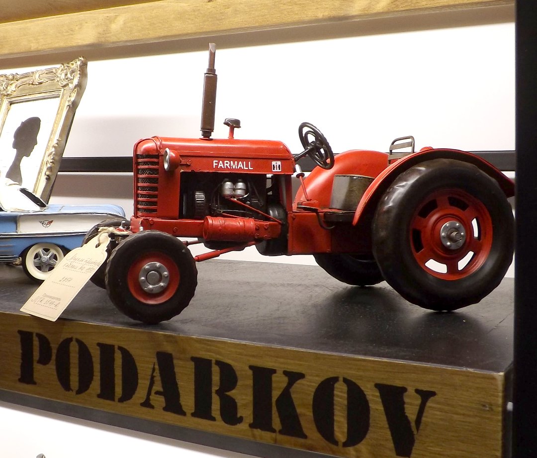 Металлическая интерьерная игрушка «Красный трактор» из числа экспонатов выставок HousHoldExpo и Stylish Home в Москве, в начале весны 2017 года