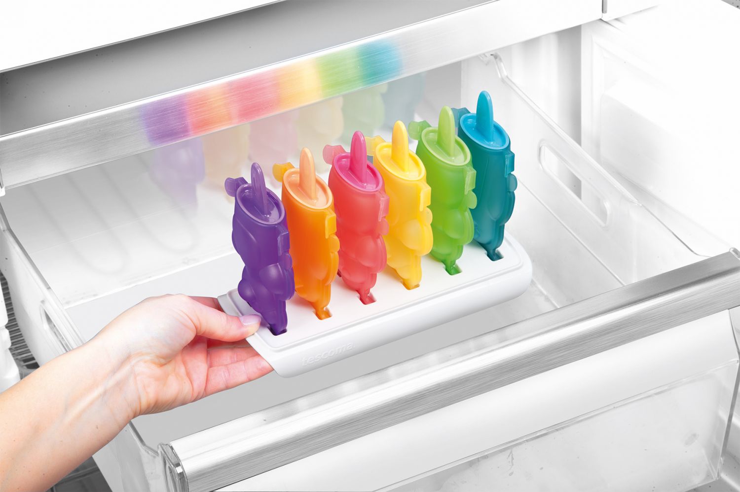 Формочки для домашнего мороженого из серии Tescoma BAMBINI 2014 года: иллюстрация процесса помещения в морозилку