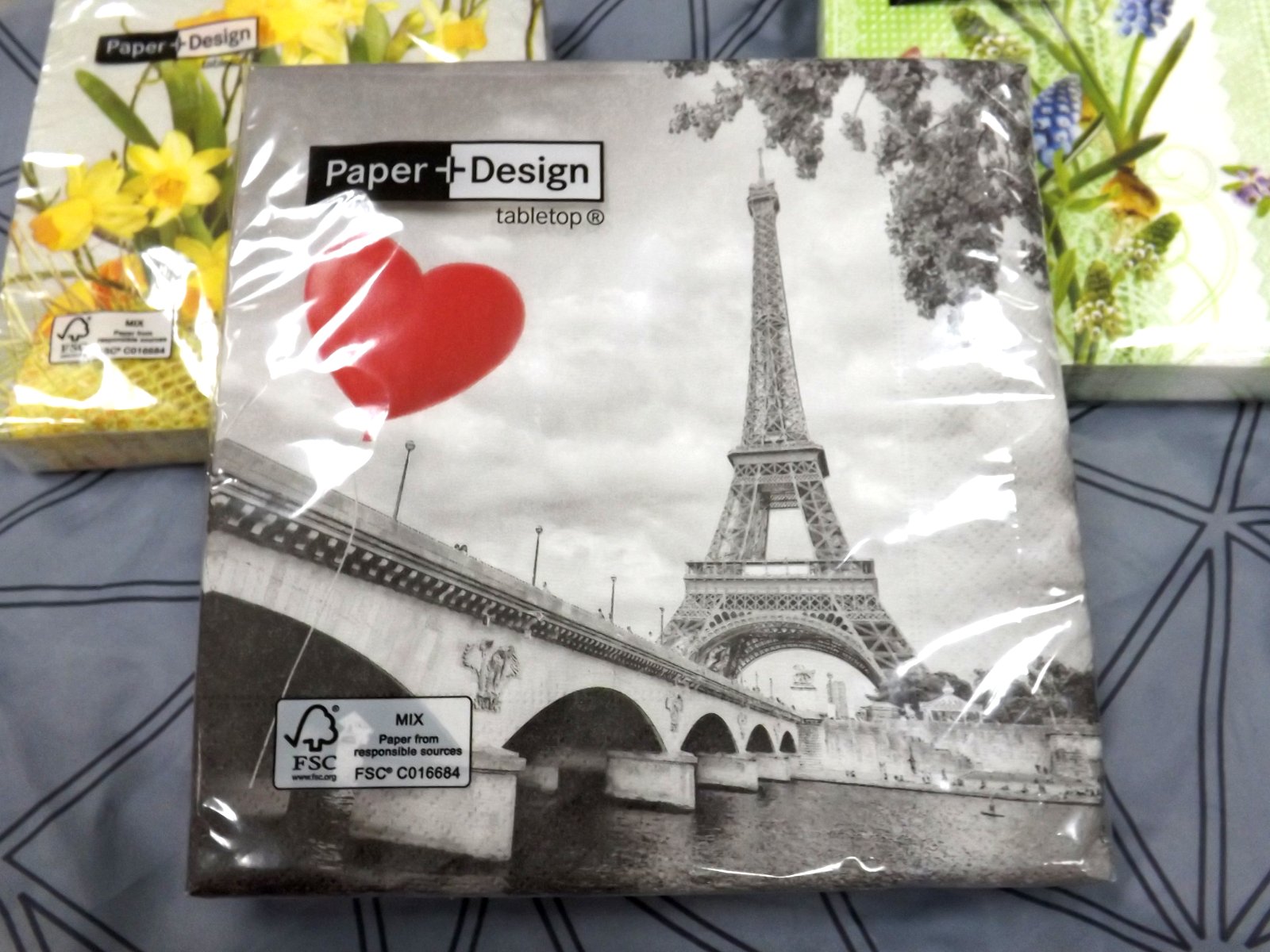 Бумажные салфетки от Paper+Design в прозрачных упаковках с изображениями эйфелевой башни и цветов