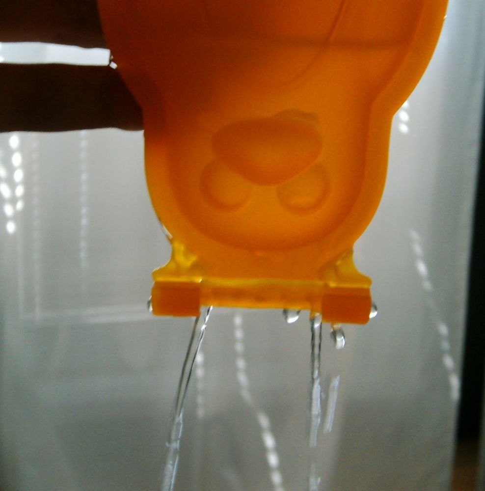 Формочки для домашнего мороженого из серии Tescoma BAMBINI 2014 года: иллюстрация протекания воды через закрытую форму